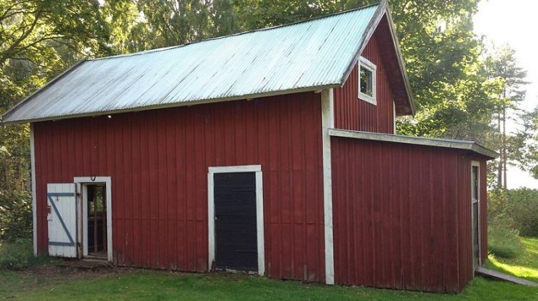 Röd stuga som rivningskontrakt