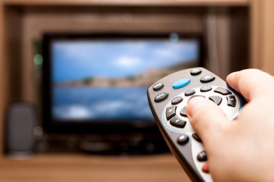 TV som ska packas in i flyttkartong