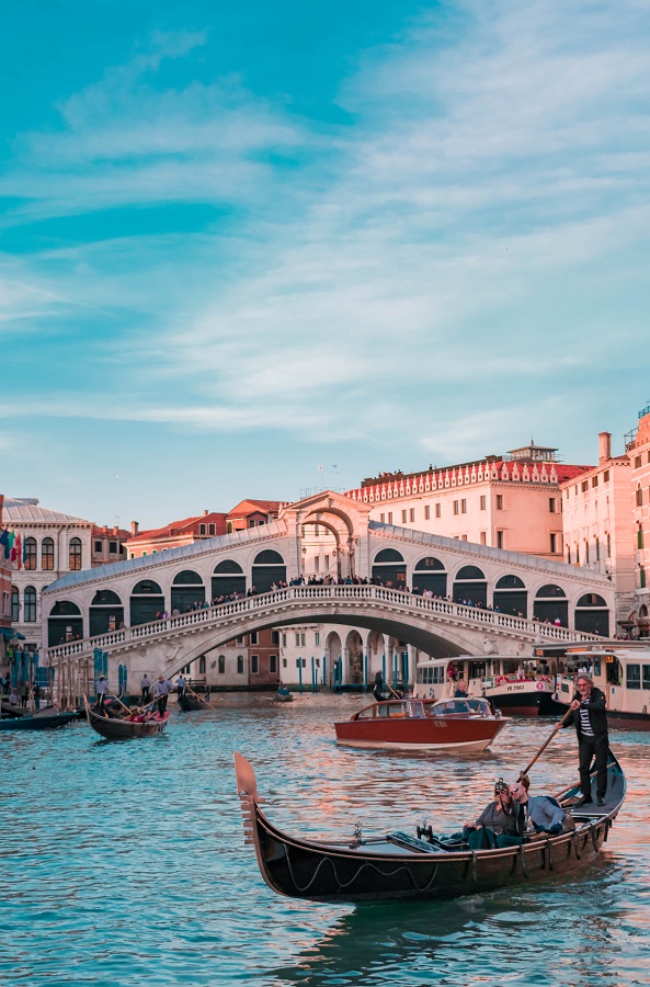 Bro i Venedig, flytta till Italien